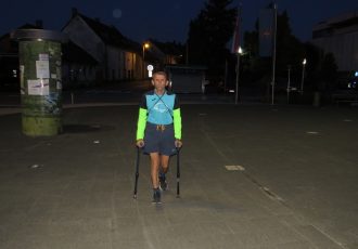 BRAVO: Jutros u 6 sati na maraton do Karlobaga krenuo je trkač na štakama Joso Hećimović