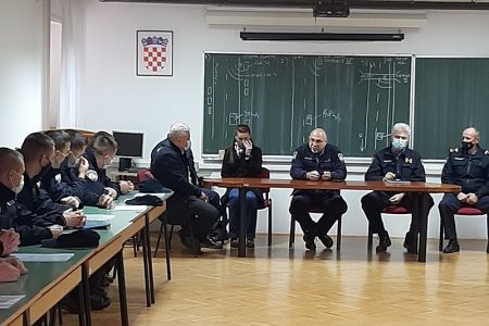 U Policijskoj upravi ličko-senjskoj primljeni policajci i policajke koji su uspješno završili Program za srednjoškolsko obrazovanje odraslih za zanimanje policajac/policajka