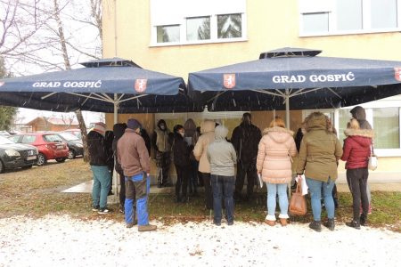 LIJEPO: Grad Gospić započeo s isplatom božićnica socijalno ugroženim građanima