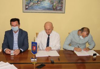 Tvrtke FAZA , COTRA i gospićki Komunalac  izmijenit će kompletnu javnu rasvjetu u gradu Gospiću. Ulaganja će se otplatiti uštedama
