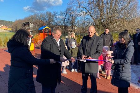 Župan Petry i načelnik Fumić službeno otvorili dječje igralište u Brinju
