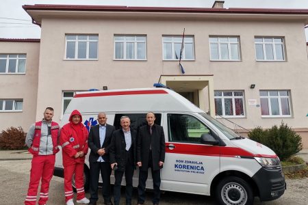 Župan Petry uručio ključeve vozila za sanitetski prijevoz pacijenata za potrebe Doma zdravlja Korenica