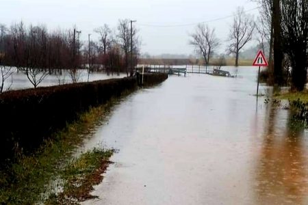 Zbog poplave zatvorene dvije lokalne ceste na širem području Gospića