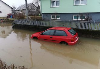 Poplave u Gospiću. U pojedinim dijelovima  takve nisu zabilježene više od pola stoljeća