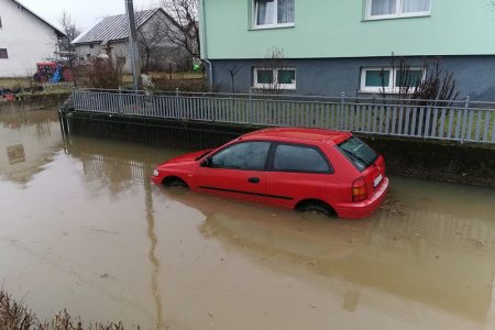 Poplave u Gospiću. U pojedinim dijelovima  takve nisu zabilježene više od pola stoljeća