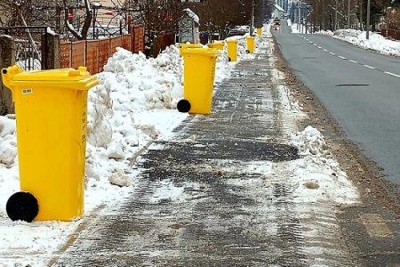 Podjela novih spremnika za otpad u Gospiću