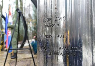 Prošla je već 31 godina; odavanje počasti Josipu Joviću, prvom poginulom hrvatskom redarstveniku i obilježavanje 31. godišnjice akcije „Plitvice“
