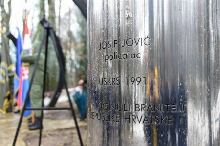 Prošla je već 31 godina; odavanje počasti Josipu Joviću, prvom poginulom hrvatskom redarstveniku i obilježavanje 31. godišnjice akcije „Plitvice“