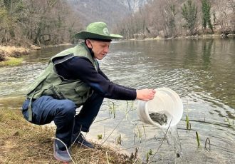 I župan Ernest Petry sudjelovao u poribljavanju Une autohtonom riječnom pastrvom iz Ličkog Lešća