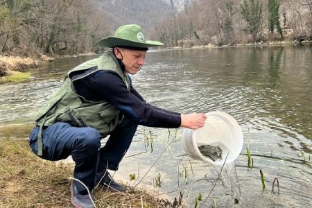 I župan Ernest Petry sudjelovao u poribljavanju Une autohtonom riječnom pastrvom iz Ličkog Lešća