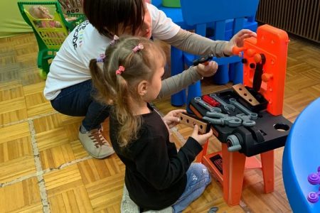 LIJEPO Gospićki Crveni križ i Društvo naša djeca uljepšavaju vrijeme malim izbjeglicama iz Ukrajine