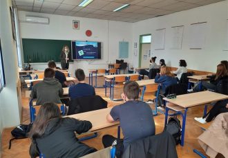 Zajedno protiv trgovanja ljudima – lička policija educirala srednjoškolce s ciljem podizanja razine svijesti o prevenciji trgovanja ljudima