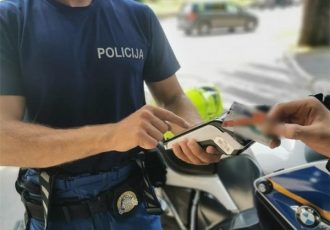 Plaćanje kazne za prometni prekršaj na ruke policijskom službeniku odlazi u povijest