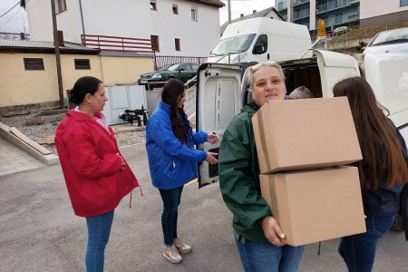 U sklopu projekta “Za bolji život u Ličko-senjskoj županiji” dodijeljeni paketi kućanskih i osnovnih higijenskih potrepština krajnjim korisnicima