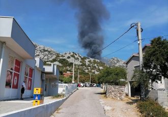 Požar na “smetlištu” iznad Karlobaga