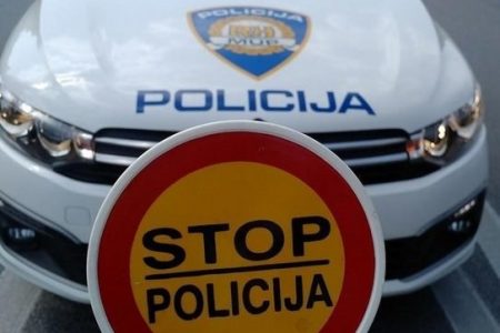 19- godišnji  Gospićanin  oglušio se  na zvučne i svjetlosne signale policije, ipak, uhvaćen je i uhićen