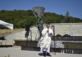 Na Ljubovu se danas molitvom, vijencima i svijećama odala počast  Domovini i braniteljima