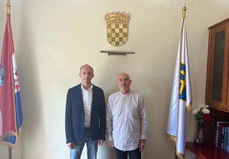 U Novalji održan radni sastanak župana Petryja i gradonačelnika Dabe