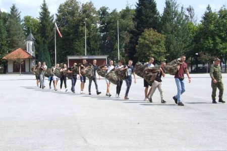 Na temeljnu vojnu obuku prijavilo se ukupno 18 djevojaka i 98 mladića, a među njima je šest vrhunskih sportaša