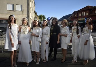 LIJEPO: posjetitelje Jeseni u Lici oduševile mlade manekenke u odjevnim predmetima Etno butika Mara