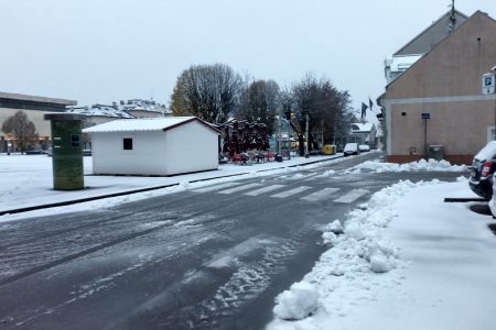 Prvi ovosezonski snijeg zabijelio Gospić