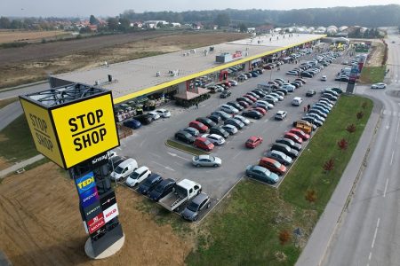 STOP SHOP u Gospiću kupcima nudi mogućnost kupovine u 11 trgovina i opuštanje u jednom caffe baru