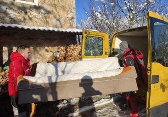 POHVALNO: Interventni tim Crvenog križa Gospić pomaže ljudima u Kosinju kojima prijete poplave