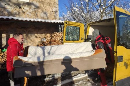 POHVALNO: Interventni tim Crvenog križa Gospić pomaže ljudima u Kosinju kojima prijete poplave
