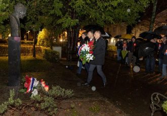 Lički HDZ-ovci povodom godišnjice smrti odali počast utemeljitelju stranke dr.Franji Tuđmanu