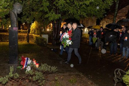 Lički HDZ-ovci povodom godišnjice smrti odali počast utemeljitelju stranke dr.Franji Tuđmanu