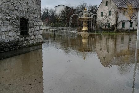 Novčica se izlila kod Murkovića mlina, na gospićkom području sve više zatvorenih prometnica
