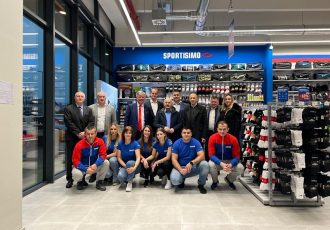 Češki veleposlanik Hovorka, župan Petry i gradonačelnik Starčević na otvorenju trgovine branda Sportisima u Gospiću