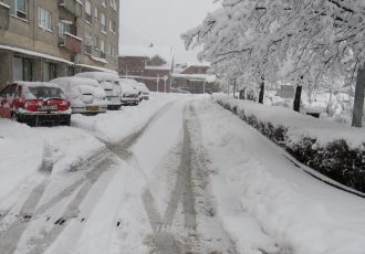 Snijeg i vjetar zaustavili promet,  u Gospiću organiziran prihvat za putnike