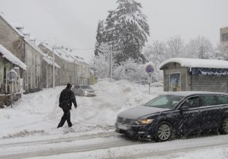 Snijeg “zatrpao” ličku metropolu