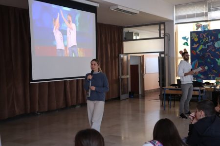 Za učenike šestih razreda gospićke osnovne škole izvedena odlična i edukativna predstava “Abeceda interneta”