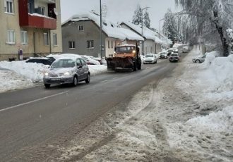 Konačno prava zima. U Gospiću jutros 70 centimetara snijega