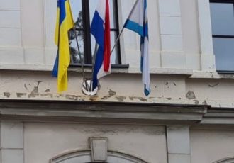 Stavljanjem ukrajinske zastave na zgradu županije Ličko-senjska županija obilježava godinu dana od ruske agresije na Ukrajinu