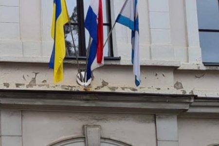 Stavljanjem ukrajinske zastave na zgradu županije Ličko-senjska županija obilježava godinu dana od ruske agresije na Ukrajinu