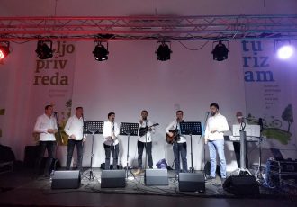 Klapa Puntamika oduševila Lovinčane i goste