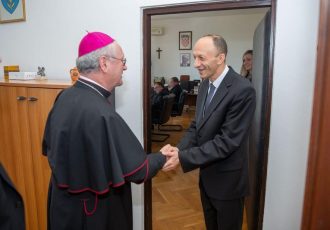 Župan Petry predložio gospićko-senjskog biskupa Zdenka Križića za počasnog građanina županije, posthumno za nagradu za životno djelo predložen Damir Tomljanović Gavran