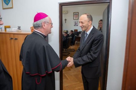 Župan Petry predložio gospićko-senjskog biskupa Zdenka Križića za počasnog građanina županije, posthumno za nagradu za životno djelo predložen Damir Tomljanović Gavran