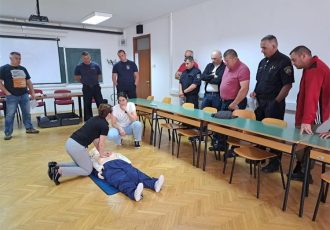 Lički policijski službenici i vatrogasci educirani o postupcima osnovnog održavanja života uz uporabu defibrilatora