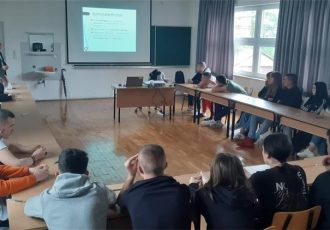 Policijski službenici Policijske uprave ličko-senjske educirali su učenike o dobrim i lošim stranama TikTok-a