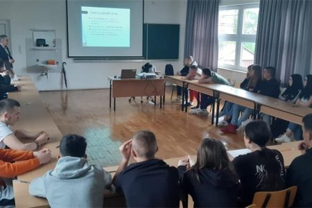 Policijski službenici Policijske uprave ličko-senjske educirali su učenike o dobrim i lošim stranama TikTok-a