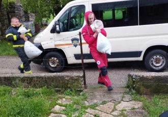 Crveni križ Gospić, zajedno s ostalim službama, pomaže mještanima na poplavama ugroženom području Štikade
