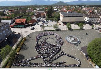 U utorak u Gospiću možete pogledati i kupiti umanjenu verziju Strikomanove Milenijske fotografije lika dr.Ante Starčevića nastale na trgu