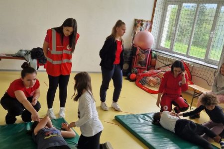 Gospićki  Crveni križ i najmlađe uči kako pružiti prvu pomoć