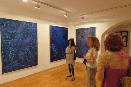 Gospićanka po porijeklu Ariana Herceg svojom plavom izložbom predstavlja se u Muzeju Like