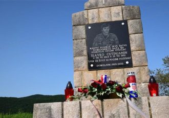 U Brlogu obilježena 32. godišnjica pogibije policajca Slavka Cetinjanina