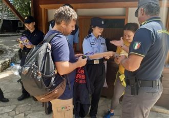 Strani policijski službenici s kolegicama iz PU ličko-senjske savjetovali turiste u Nacionalnom parku Plitvička jezera